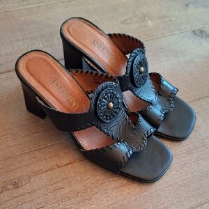 Infinity Women's Black Leather Blanket-stitch Southwestern Heeled Mules (US 6)